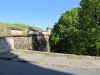 Vesting muur rechts van de ophaalbrug